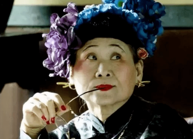 她曾是退休老太太,因抑郁被儿子带去拍戏,如今72岁比儿子还红_苇青