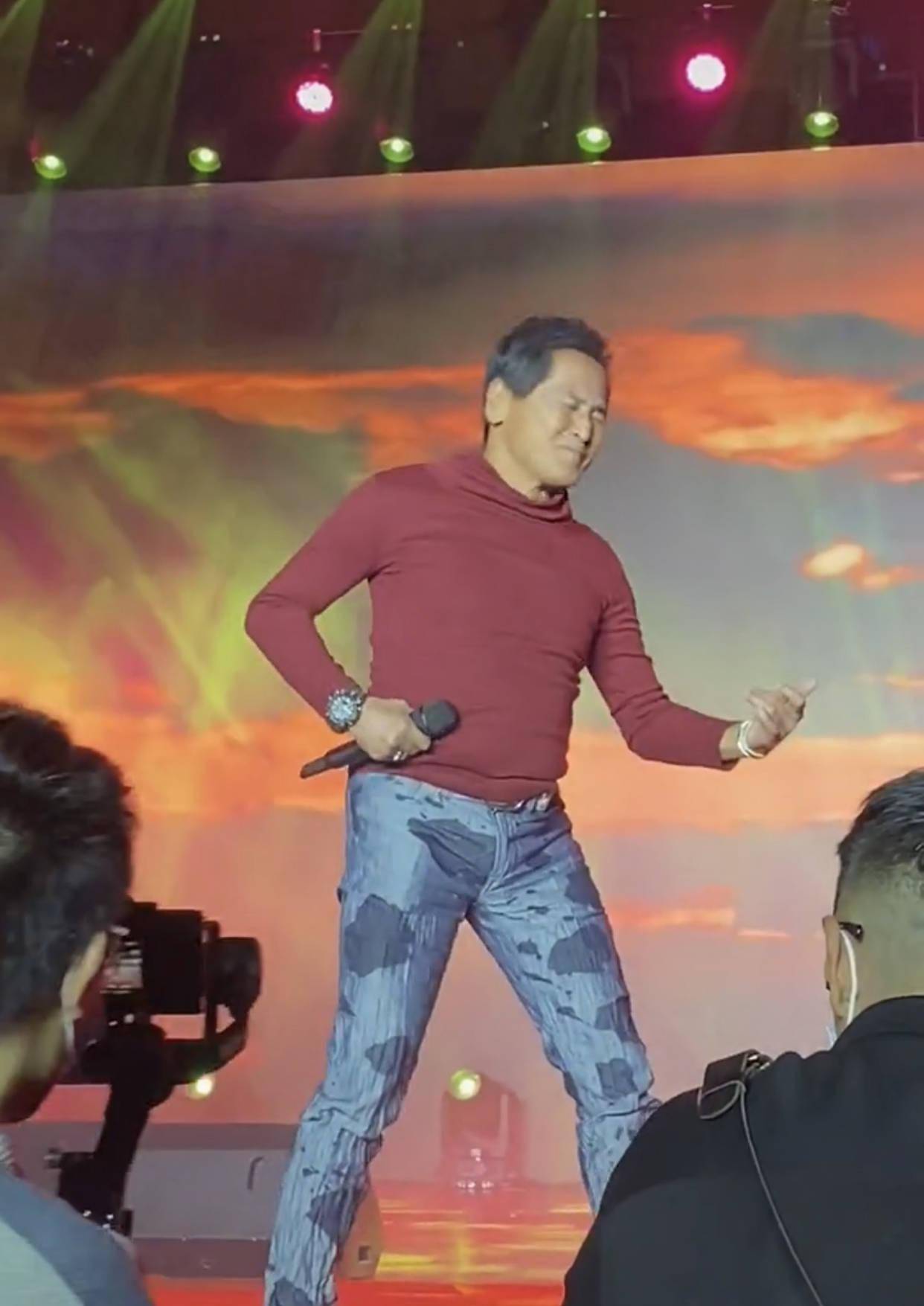 61岁齐秦商演捞金挺大肚腩独唱名表抢镜弯腰与女粉握手人气高