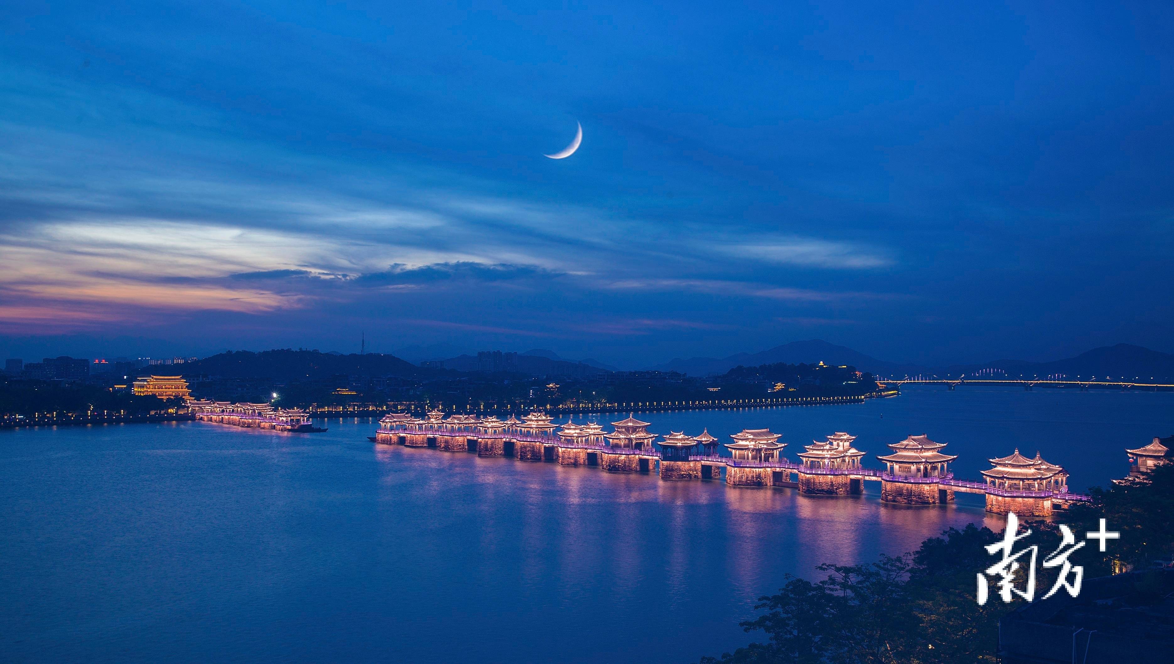 1月8日,蓝调夜色下的潮州湘子桥,升起一弯新月.