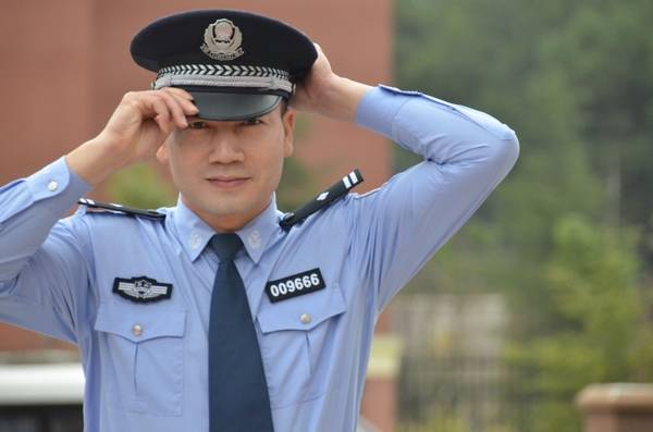 2020公安新式警服警察图片