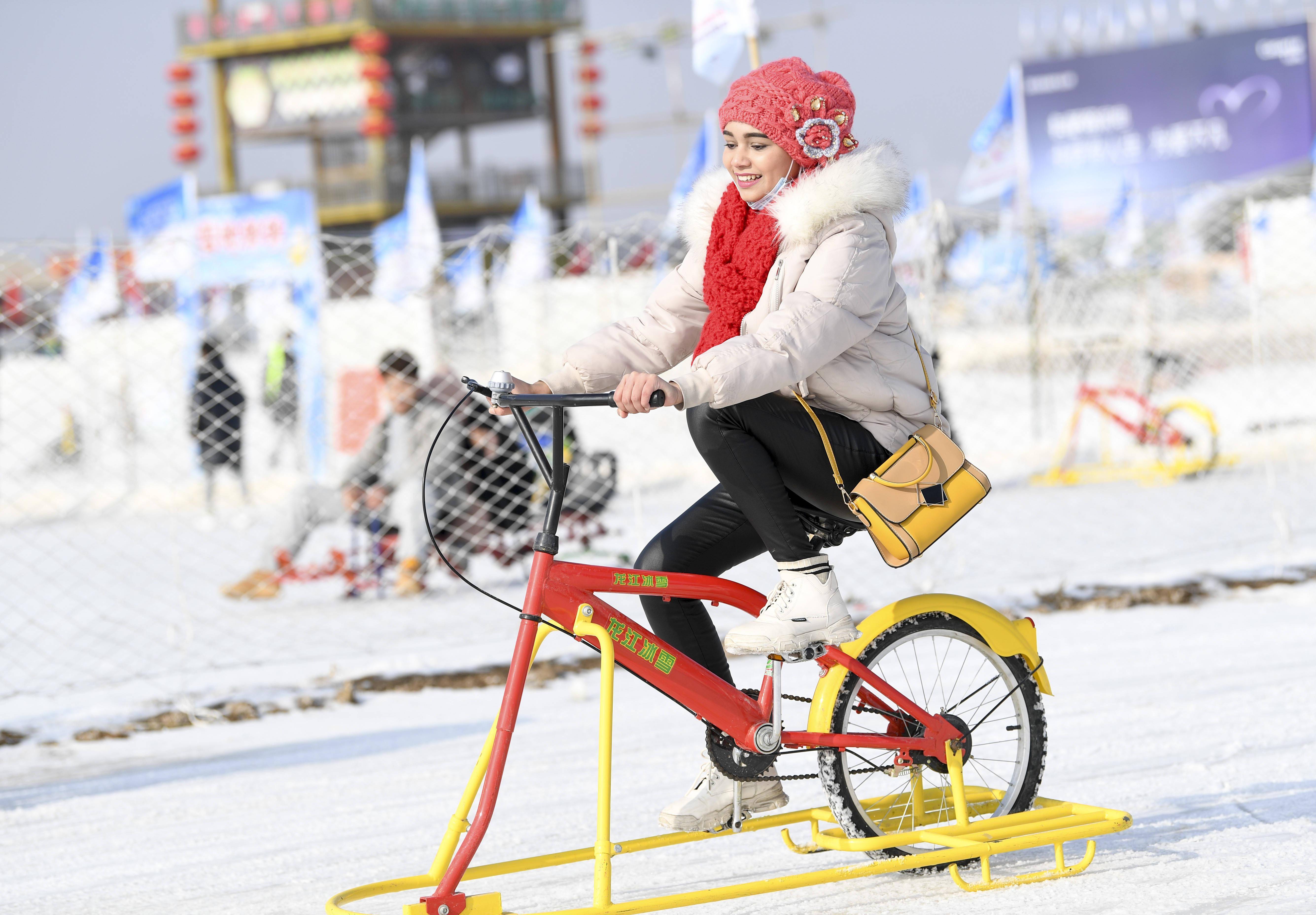 来到银川市贺兰县稻渔空间体验冰上爬犁,冰上滑车,雪地跑和雪圈等项目