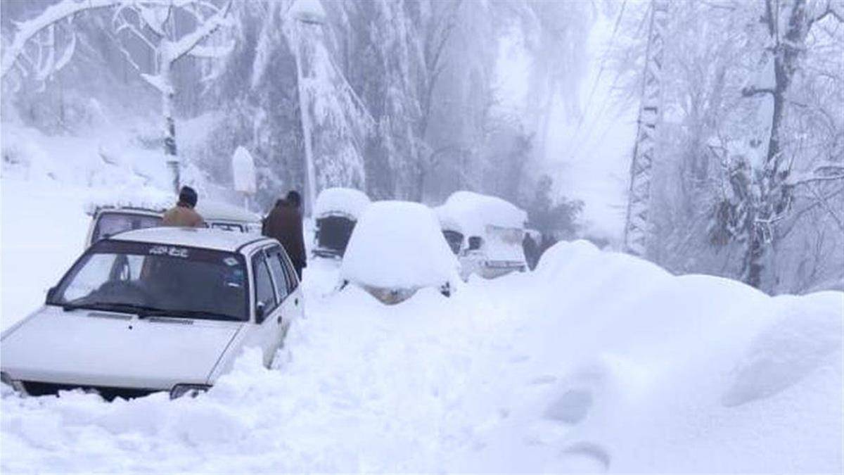 巴基斯坦暴雪获救者亲述：没有预报，几小时积雪厚达1.5米，车顶迅速堆成雪峰