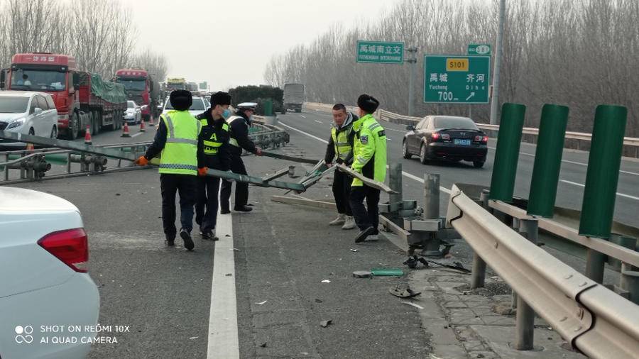 谨慎变道京台高速德州段一车辆变道失控撞断护栏酿事故