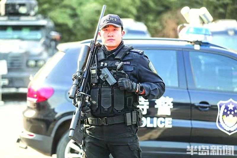 青岛特警"猎鲨"突击队狙击手,曲建霖曾架起高精狙击步枪,在距离800