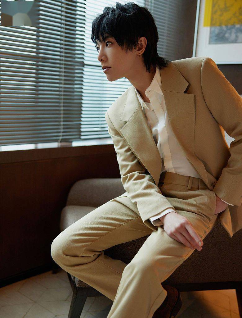 品牌 华晨宇优雅现身品牌直播 卡其色西装典雅别致尽显绅士风度