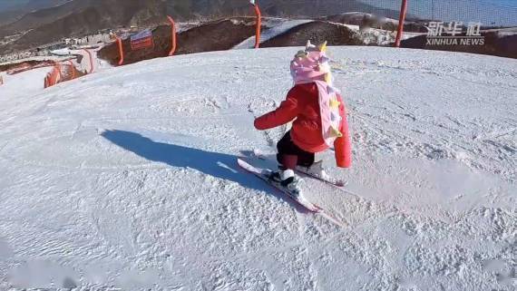 时间|新华全媒+｜又萌又飒 四岁萌娃闯雪场