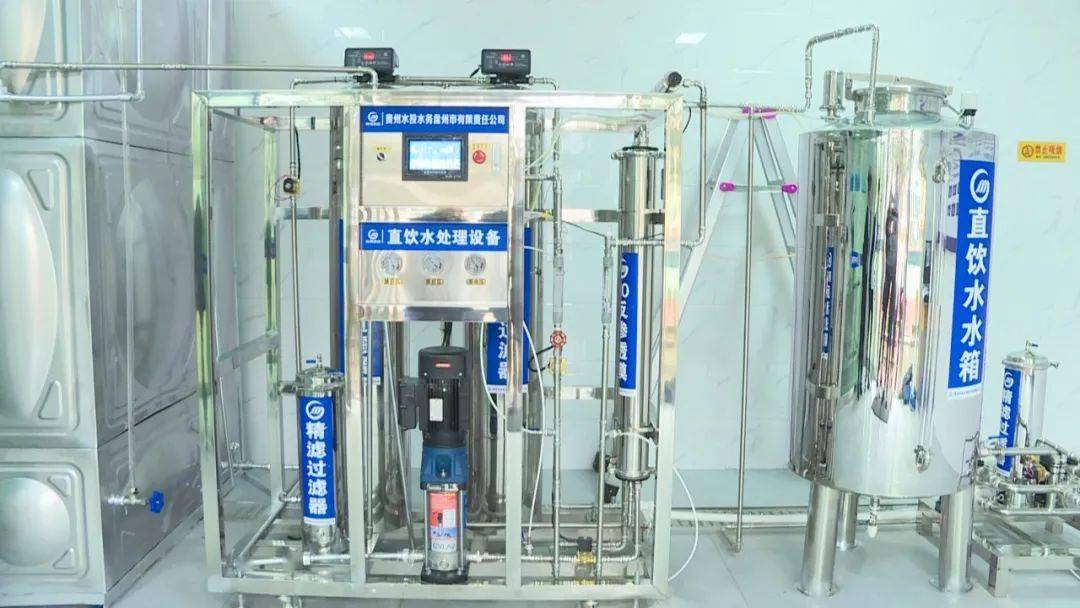 在盘州市兴成学校的直饮水机房里,自来水在可视化中央净水设备无菌
