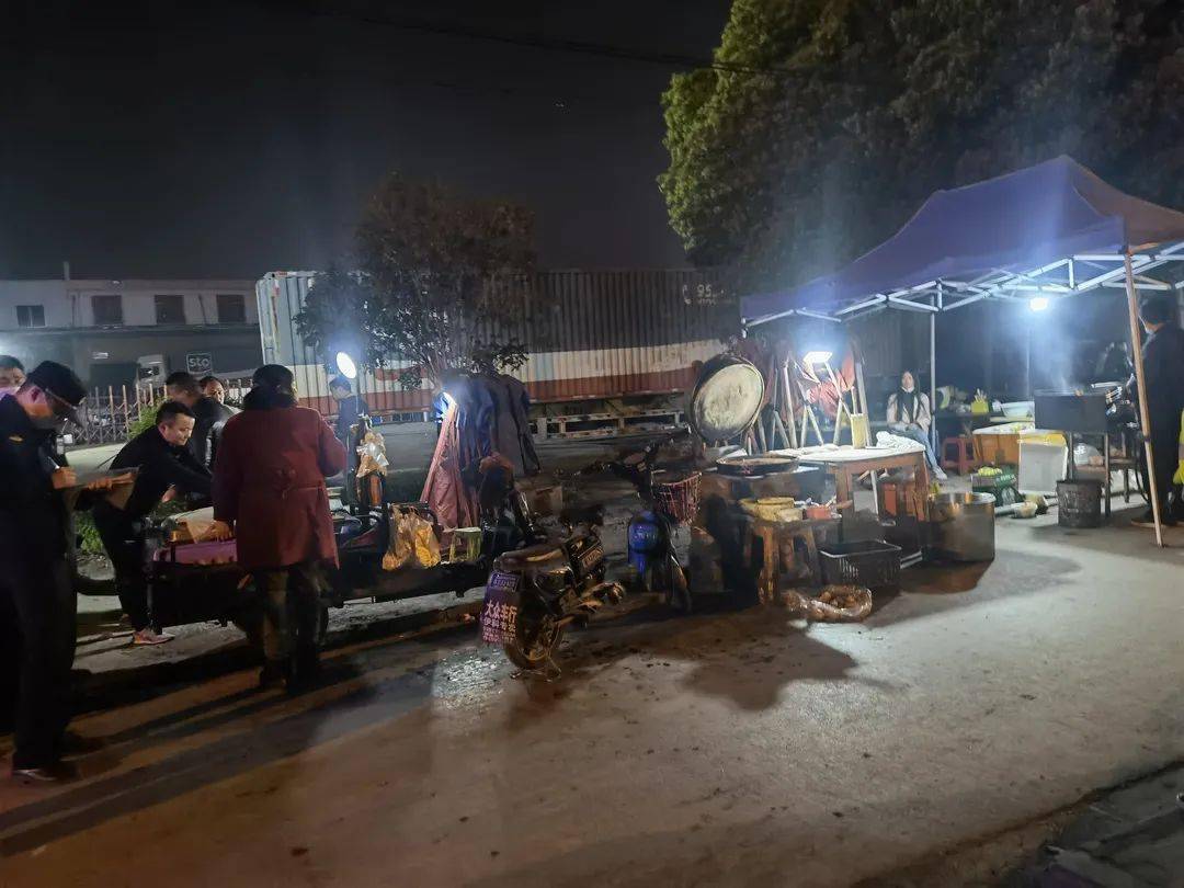 再见路边摊重固城管夜间出击依法取缔路边烧烤摊点