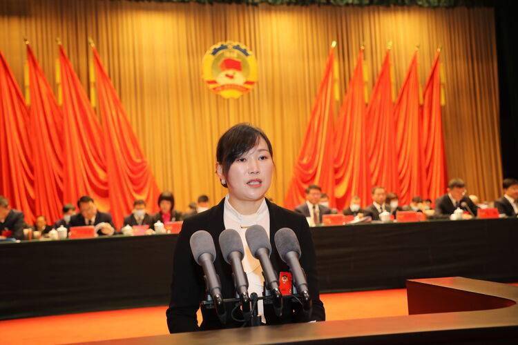 大会还听取了县政协委员傅薇《引培并举助推我县实体经济实现新跨越》