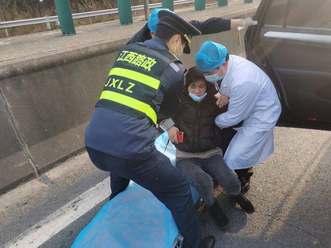 上饶高速路政临危不乱高效处置热心救助彰显担当
