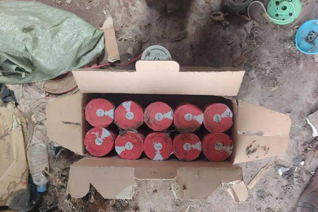 法制宣传入民心群众主动上交灭火弹