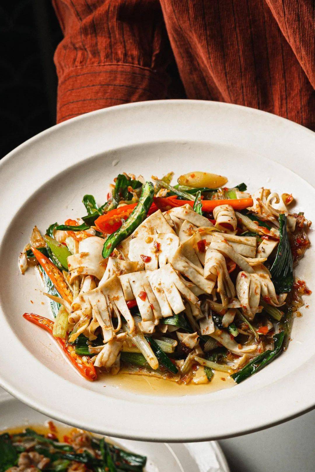 此时少不了一碗热腾腾的米饭,鲜嫩多汁的牛肉和双椒,拌着米饭一起入口