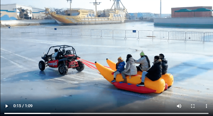 在山海关区乐岛冰雪嘉年华上,雪地香蕉船,冰上碰碰车,还有滑雪戏雪等