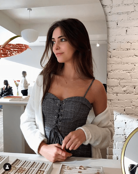 成为了ins上众多男网友,凭借着出众的颜值和身材,享受泳池中的阳光