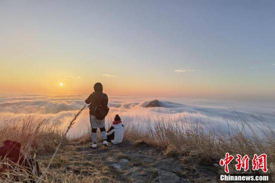 刘芸池|江西武功山现壮观日出云海 美不胜收