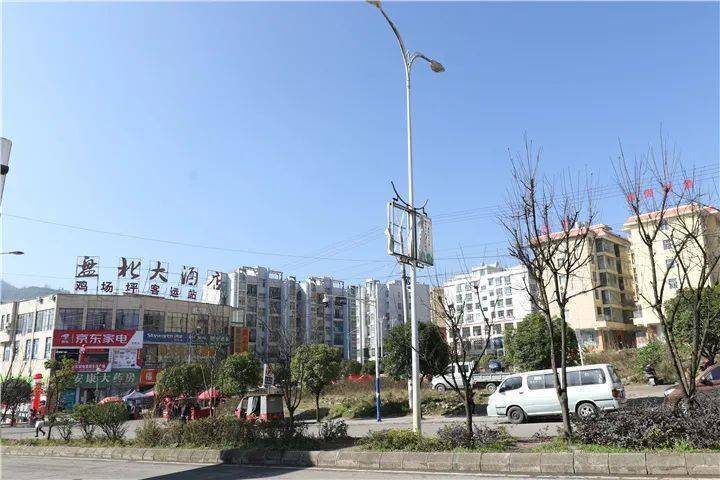 围绕四新主攻四化02业兴镇美民乐盘州市鸡场坪镇奏响新型城镇化三