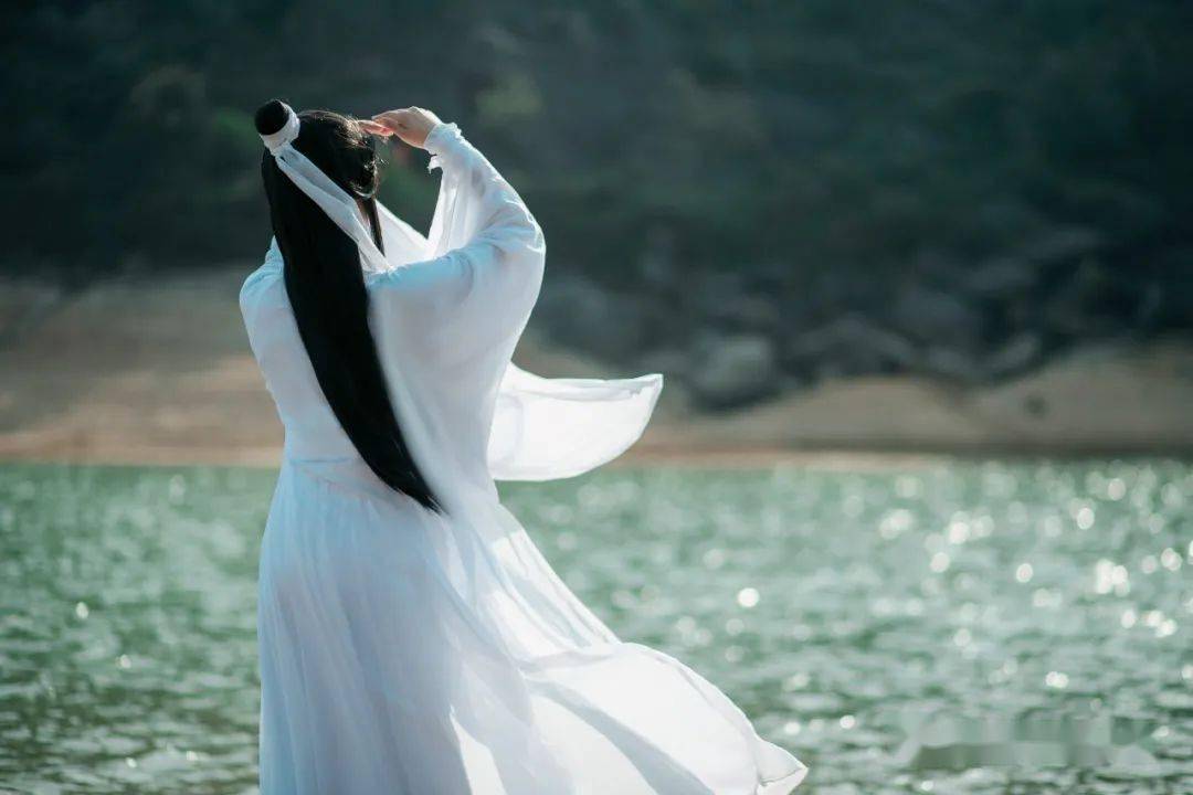 不读这20句绝美诗词,你就不知道女人有多美_望之_腰肢_美人