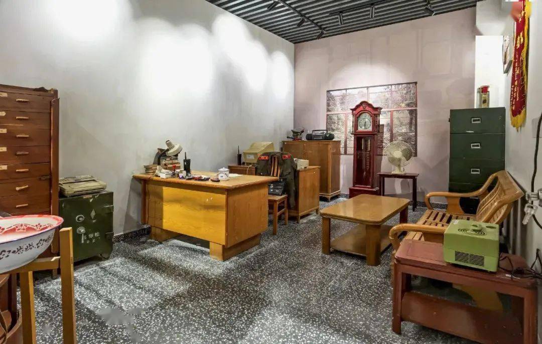 90年代办公室当你步入其中,看着那披在椅子上的米黄色制服,那摆放在