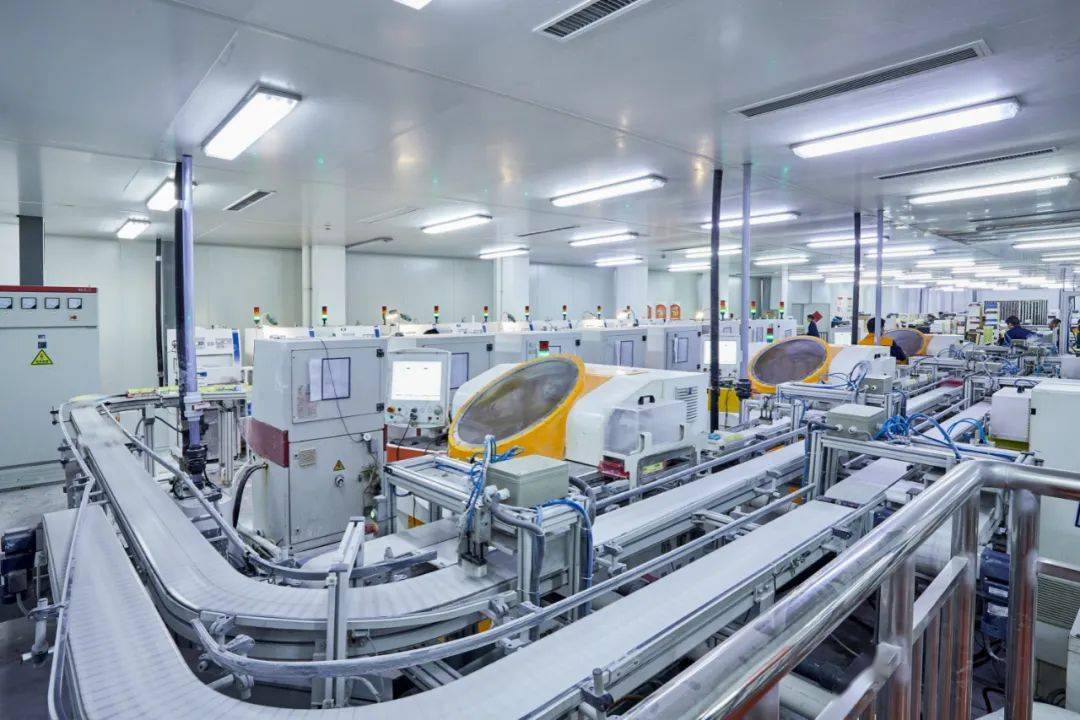 眼镜早在2018年就已经全面实现了「智造」转型,被评为国家级绿色工厂