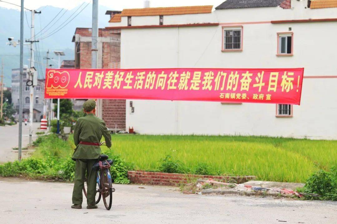 点亮2021的光一名老党员的背影