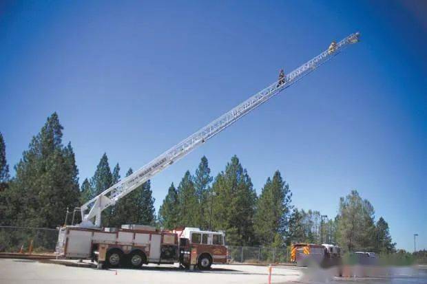半挂云梯车是特色 解析北美各类型高空救援消防车_搜狐汽车_搜狐网