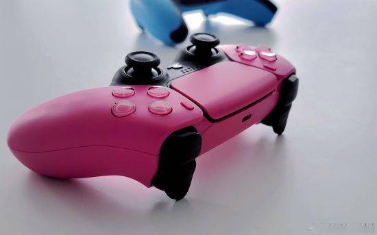 颜色|游民开箱 PS5新配色手柄 将银河握在手中