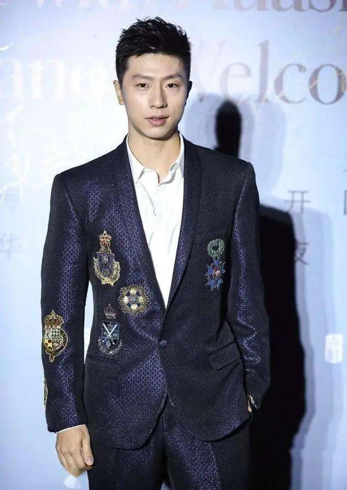 世界乒坛的传奇,球迷的偶像,西装革履,儒雅绅士的马龙「附图」_乒乓球