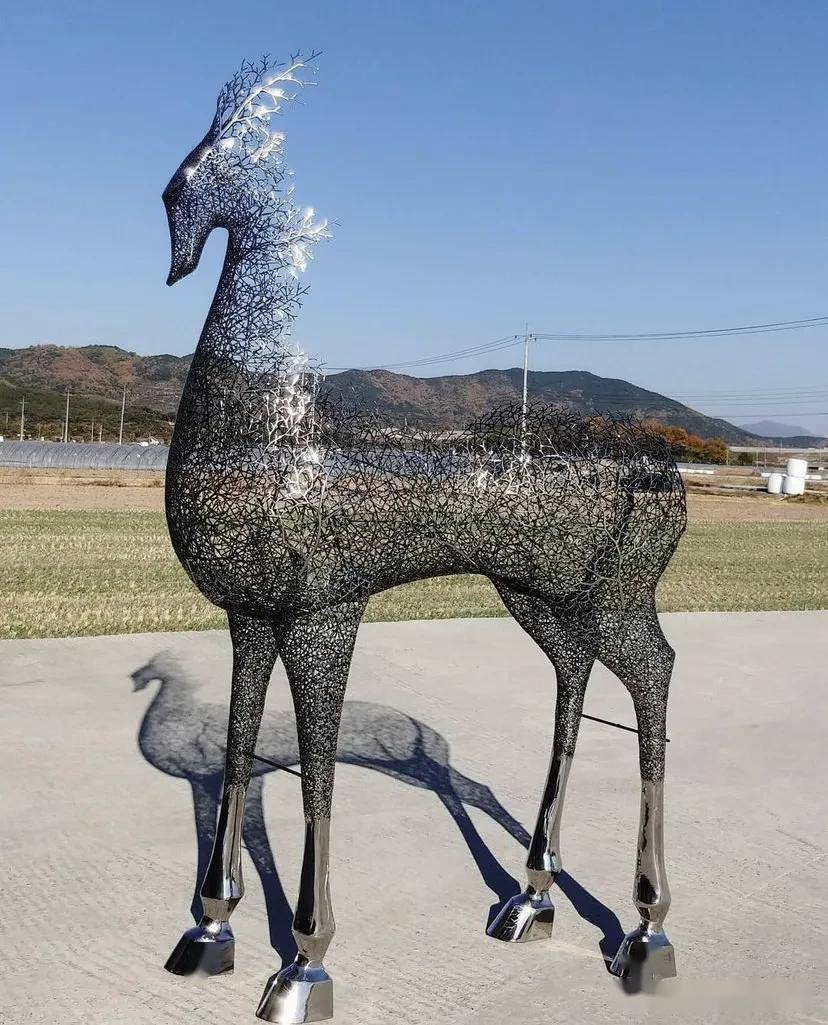 曼妙的金属枝丫织成的镂空动物雕塑