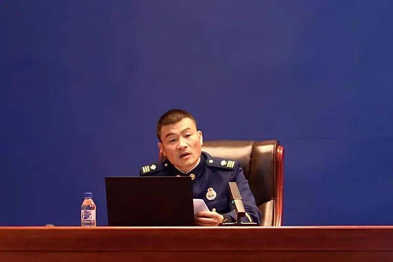 在战评总结阶段,王洪伟对5天来冰域救援实战演练和培训进行了全面的