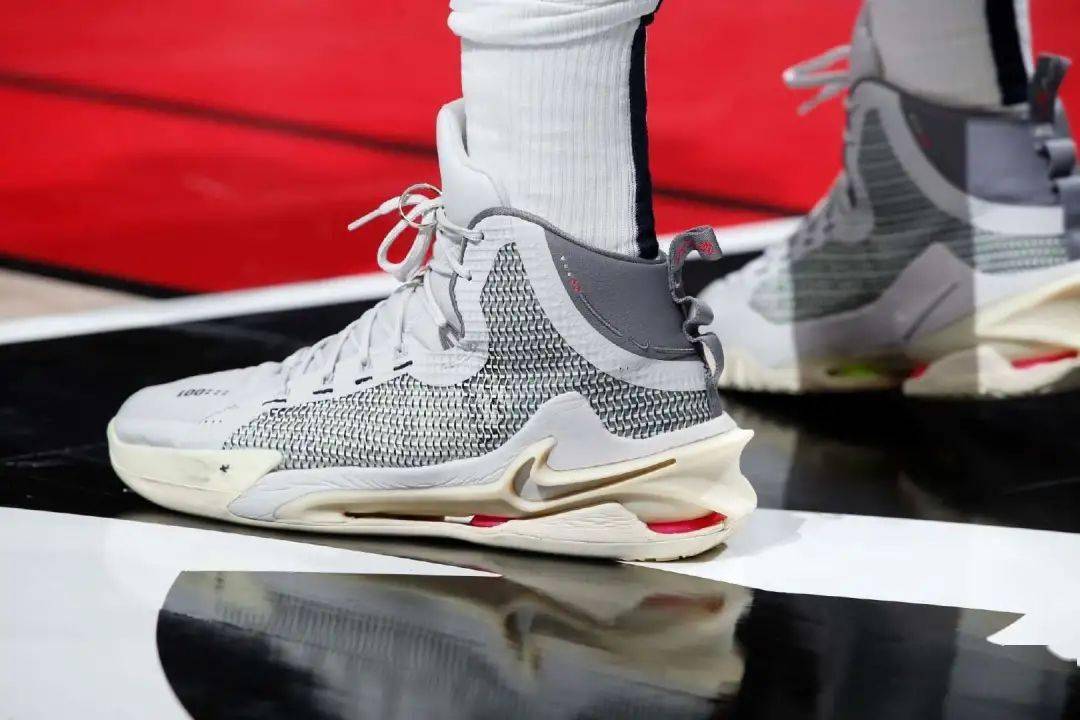 易建联换新球鞋了罕见换掉穿了三年的zoomrize