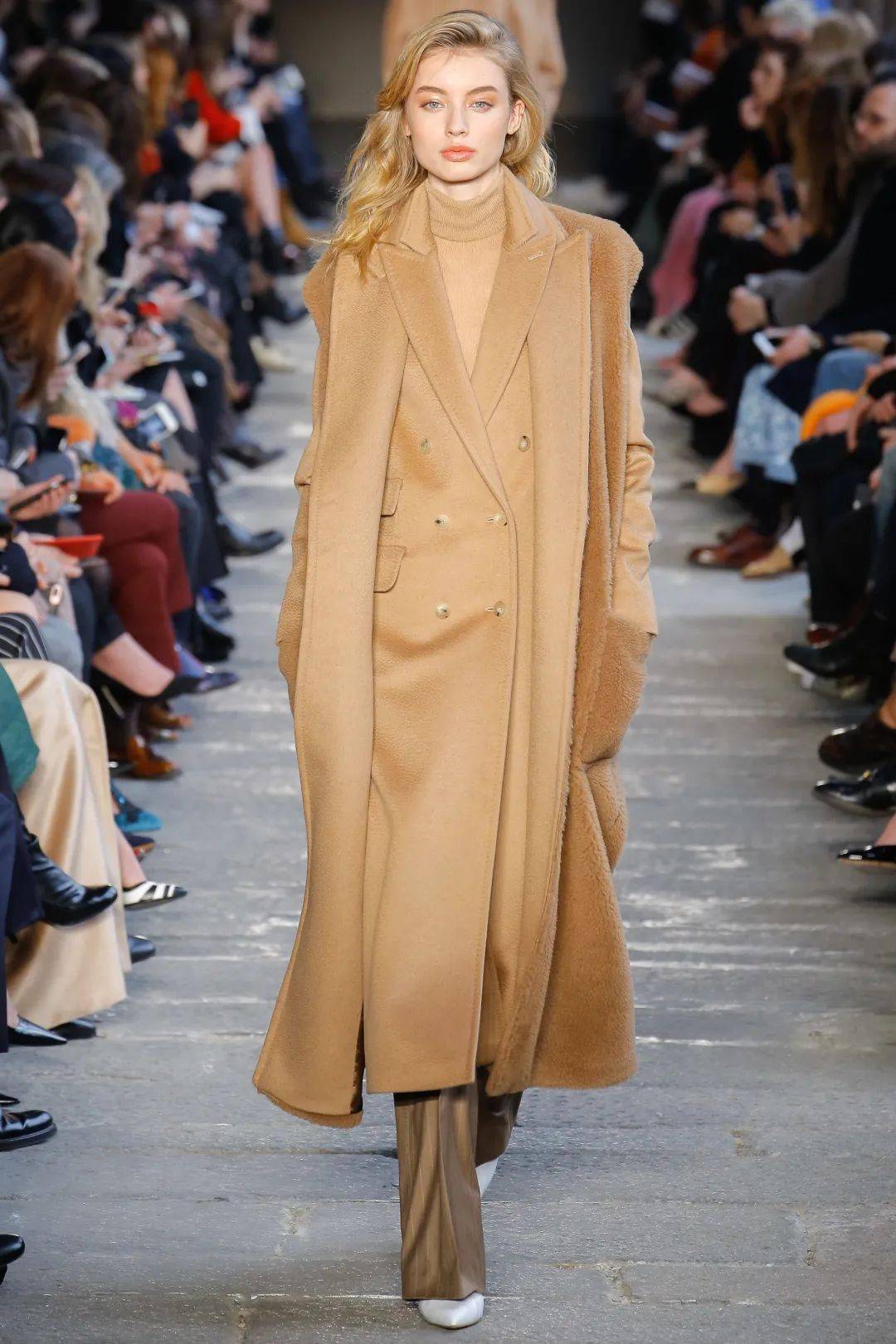 MaxMara 都2022了，大衣还是这样穿显高级！