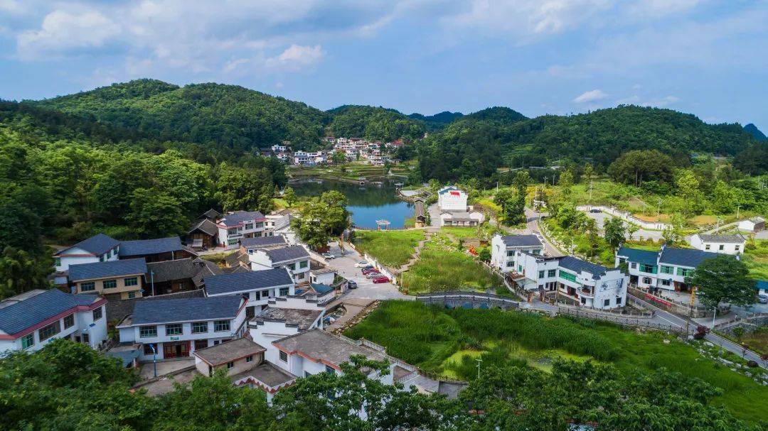 万山的新农村画卷