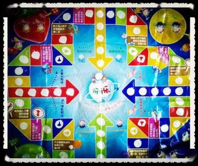 请看图:伢伢乐牙膏每款产品上必然赠送一些小礼品,如简单的智力跳棋