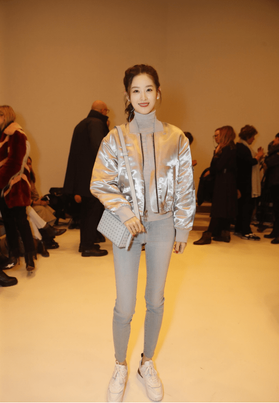 章泽天嫩回奶茶妹妹银色夹克配灰色针织衫饱满奶肌好娇嫩