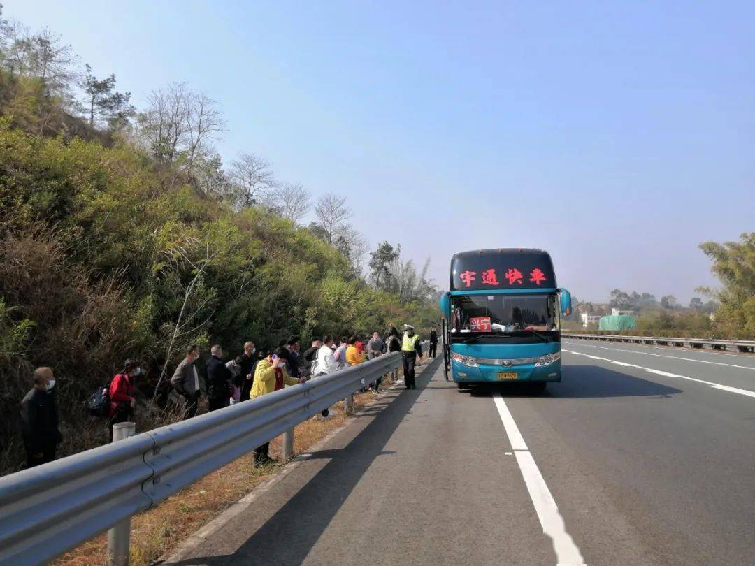 危險大客車河源高速路上沒油癱了乘客竟然在車內等救援