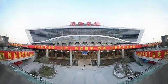 菏泽高铁站菏泽高铁站站房大厅菏泽高铁乘务员亮相菏泽高铁站