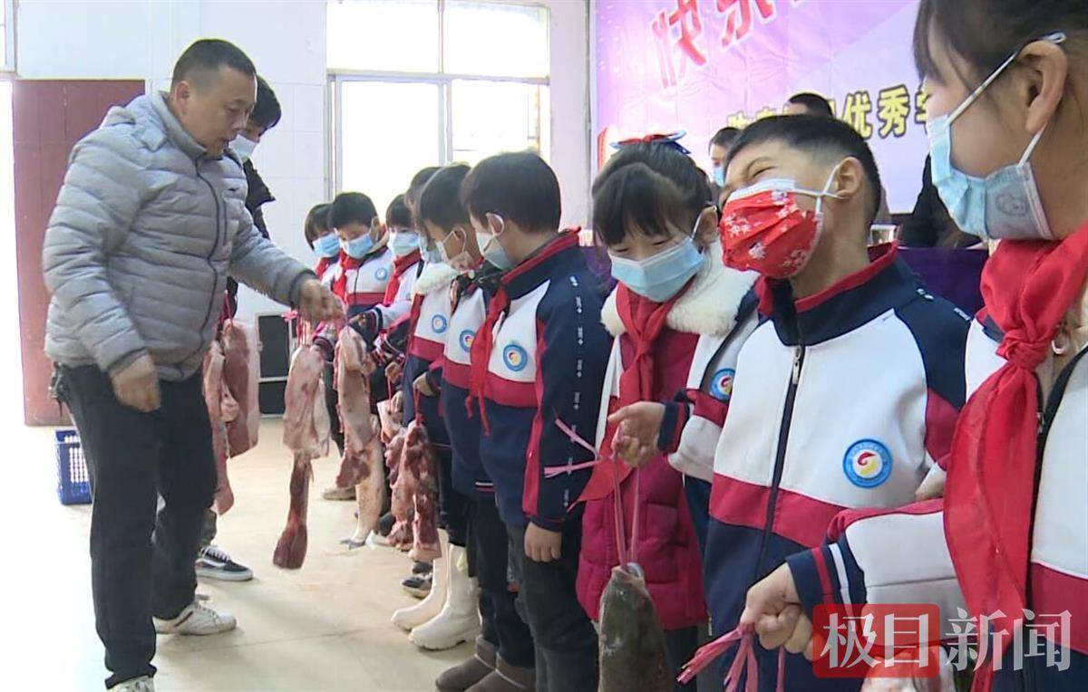 给优秀教师发放鲜鱼和猪肉当天,监利市朱河镇李沟小学举行2021年秋季
