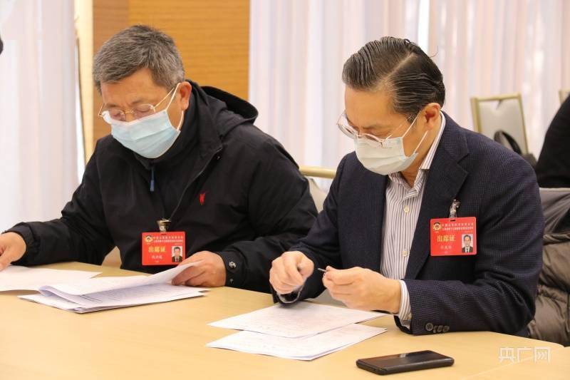 上海市政协常委,提案委员会主任俞烈介绍今年提案审查工作详细情况