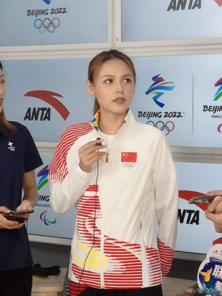 退役了程爽并没有离开她钟爱的冰雪世界,目前她已经转型为自由式滑雪