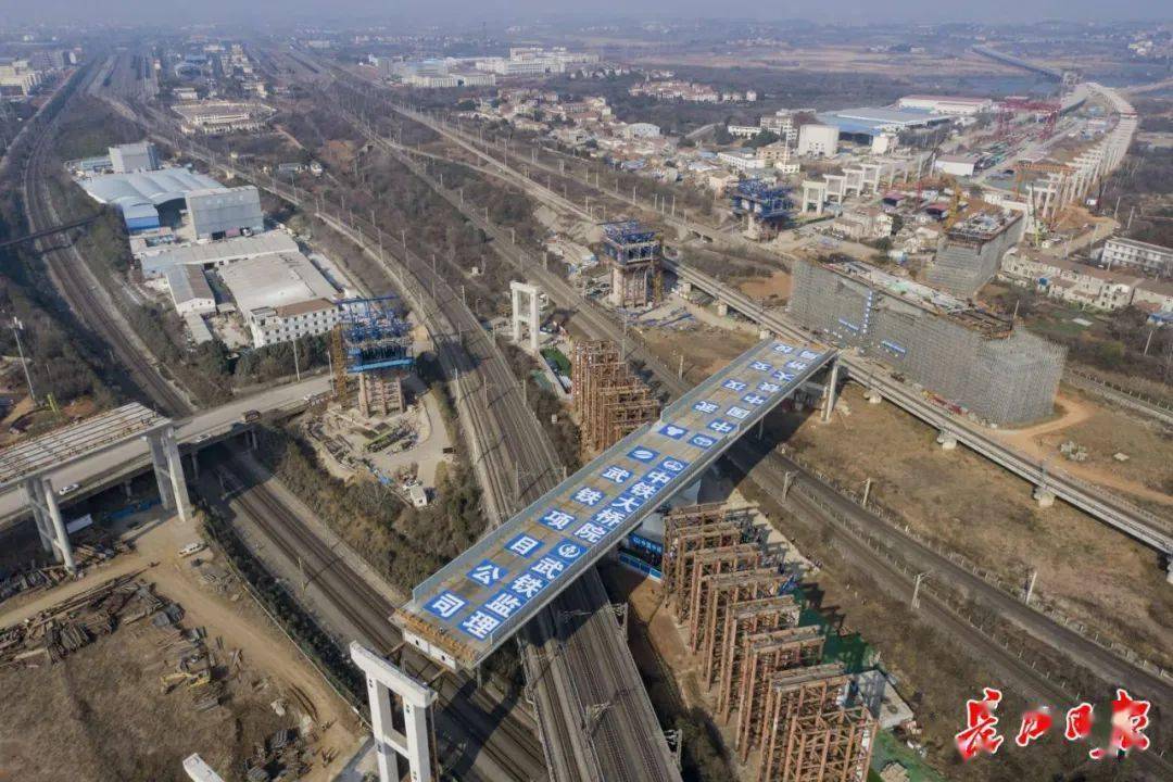 高速建成通车,基本建成硚孝高速(二期)等项目,加快建设双柳长江大桥