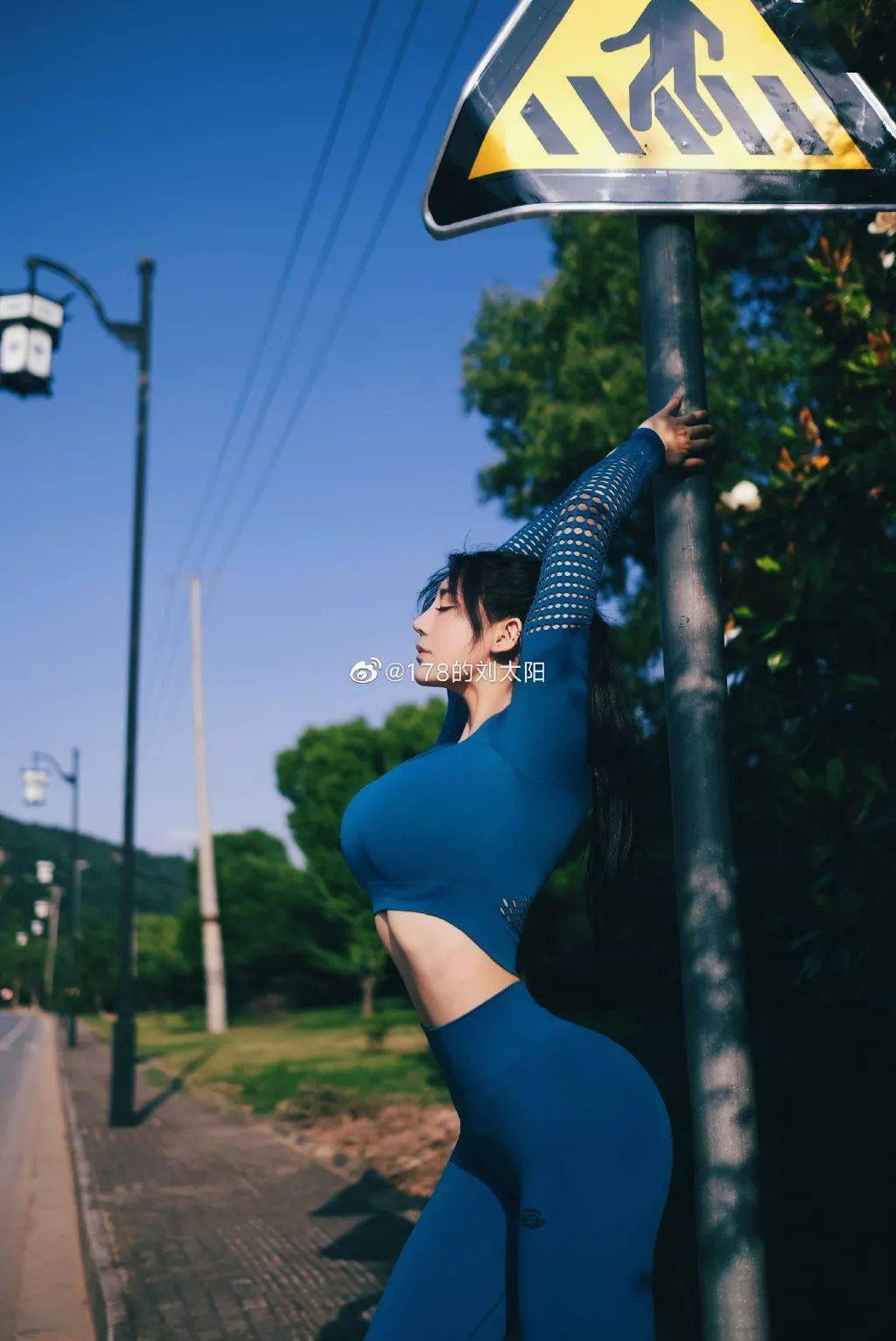 微胖天花板95后健身比基尼冠军前凸后翘的身材让人挪不开眼