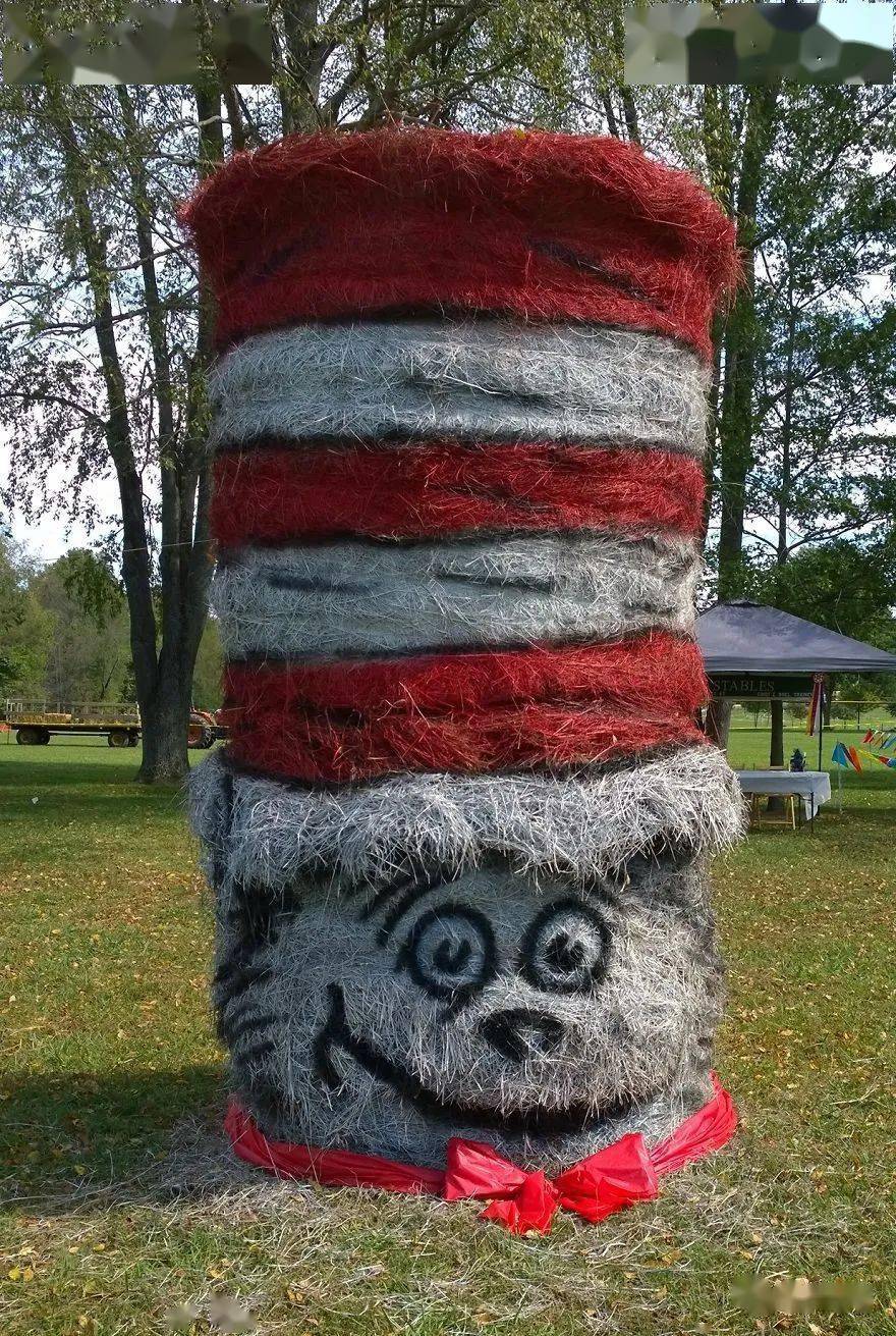 有趣的雕塑居然是用干草垛做出来的