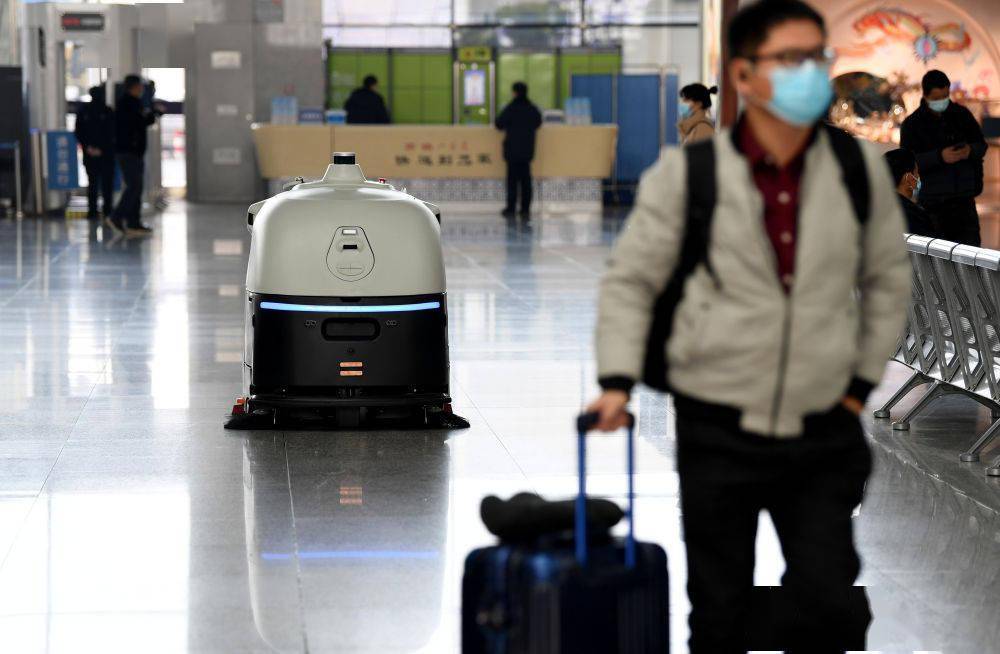 小创|新华全媒+丨科技春运：“萌新”防疫机器人“天团”来喽！