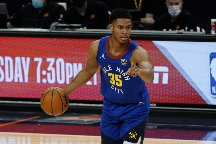 绿军队记解释多齐尔在雷霆等队穿35号他是雷吉刘易斯的表弟