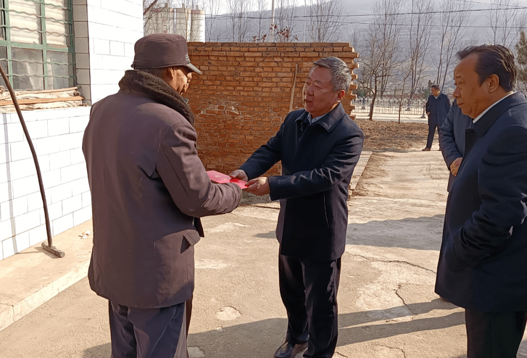 龚卫兵赴灵台县中台镇慰问困难群众