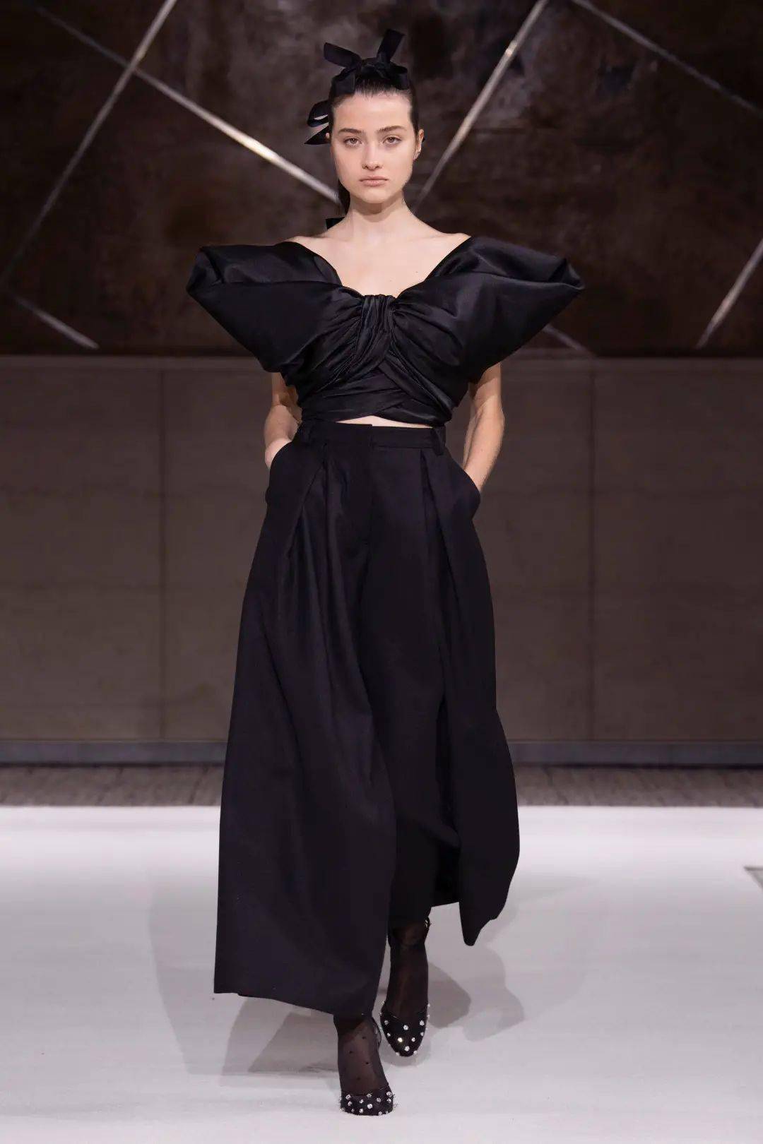 定制 【秀场】Giambattista Valli 2022 春季高级定制时装秀