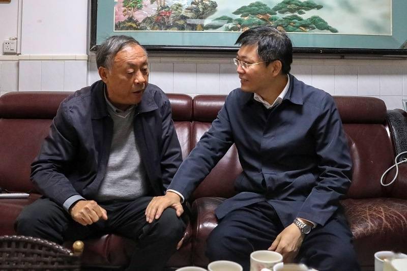 书记陈政带领有关部门负责人,登门看望,慰问原湛江市常务副市长潘那生