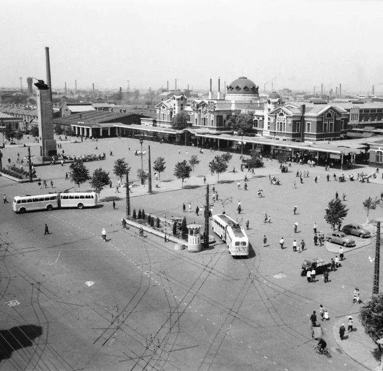 1963年沈阳站前上世纪50年代"大跃进"期间的沈阳站1953年富有年代气息