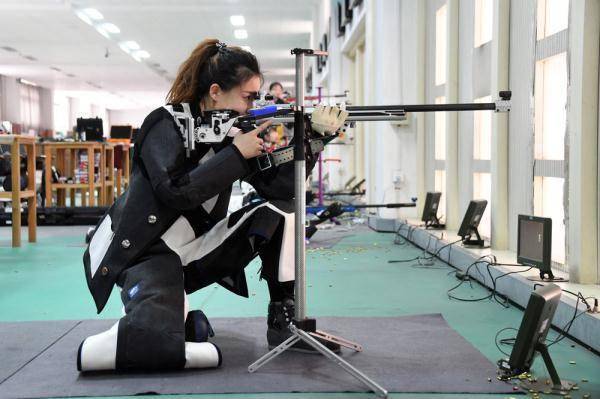 王一阳从小酷爱体育运动,也喜欢挑战自己,滑雪是她在