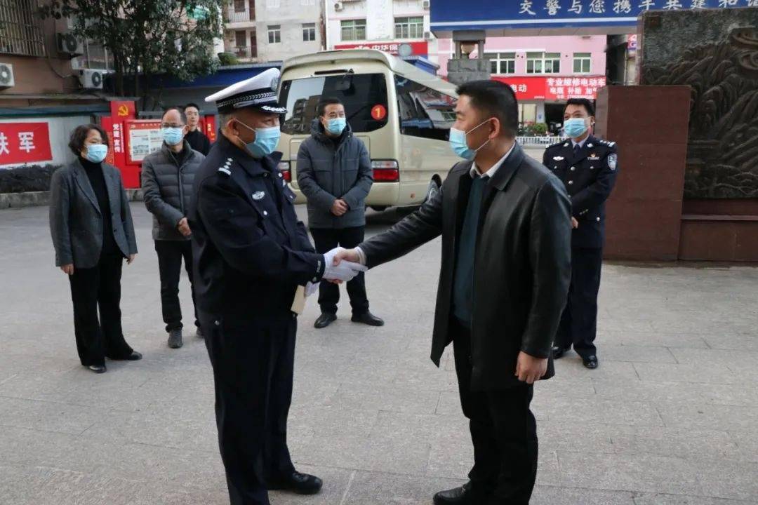 政和县委书记黄拔荣到公安交警送新春祝福_工作_春运_人民
